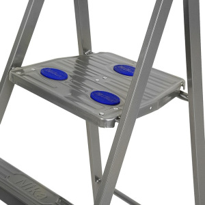 Стремянка Nika СМ3, широкие ступени, высота до рабочей площадки 625 мм, 3 ступени Стремянка Nika СМ3, широкие ступени, высота до рабочей площадки 625 мм, 3 ступени