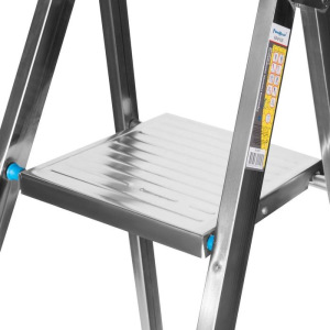 Стремянка "Ремоколор" 63-0-154, стальная, оцинкованная, эконом, 4 ступени Стремянка "Ремоколор" 63-0-154, стальная, оцинкованная, эконом, 4 ступени