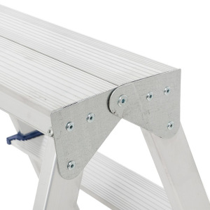 Стремянка TUNDRA, алюминиевая, двухсторонняя, 2 ступени, 430 мм Стремянка TUNDRA, алюминиевая, двухсторонняя, 2 ступени, 430 мм