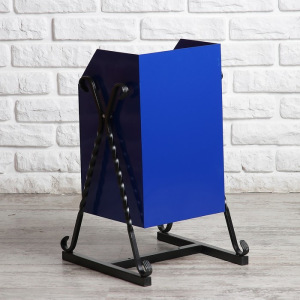 Урна уличная квадратная на гнутых ножках, 22 л синяя, художественная ковка Урна уличная квадратная на гнутых ножках, 22 л синяя, художественная ковка