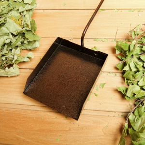 Набор совок для золы и кочерга с деревянной ручкой Набор совок для золы и кочерга с деревянной ручкой