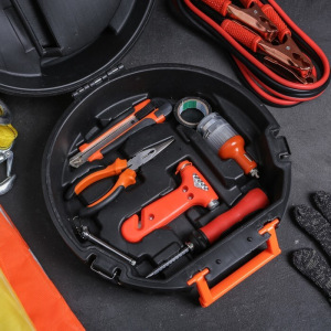 Автомобильный набор в колесе «Для лучшего мужика», 13 предметов Автомобильный набор в колесе «Для лучшего мужика», 13 предметов