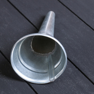 Воронка, d = 9.5 см, для бензоинструмента и триммеров, малая, металл Воронка, d = 9.5 см, для бензоинструмента и триммеров, малая, металл